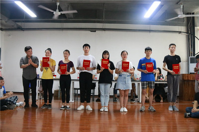 鷹潭職業(yè)播音主持培訓(xùn)哪家好 來(lái)電咨詢 芳華文化藝術(shù)培訓(xùn)