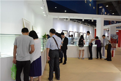 藝博會(huì)展位現(xiàn)場(chǎng)火爆 錢(qián)郵收藏廣受關(guān)注